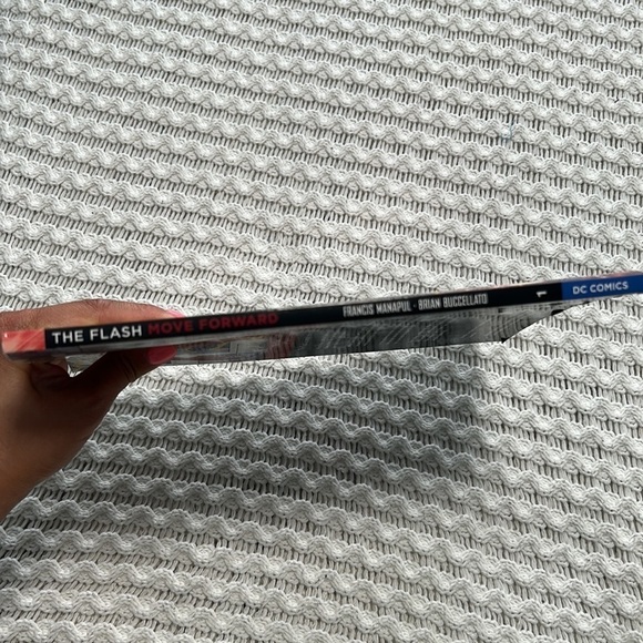 Dc comics • the flash volume 1 move forward book - Picture 6 of 13